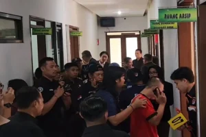 Taufik Hidayat Diduga Penganiaya Korban YTR dengan Helm dan Besi