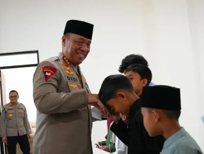 Wakapolri Santuni Anak Yatim Usai Revitalisasi Masjid Panggilan Sujud
